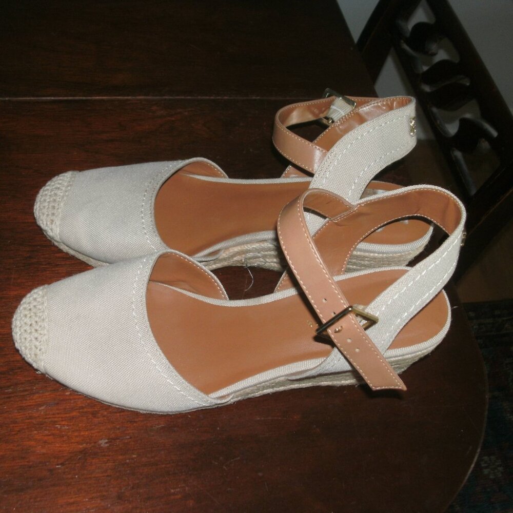 Tommy Hilfiger Nilsa Closed Toe Espadrille Wedge Tan Sandals Crochet Trim ~ 9.5